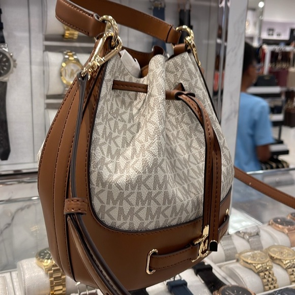 Michael Kors Reed Medium Belted Bucket Messenger Crossbody Handbag Vanilla MK - Picture 12 of 16